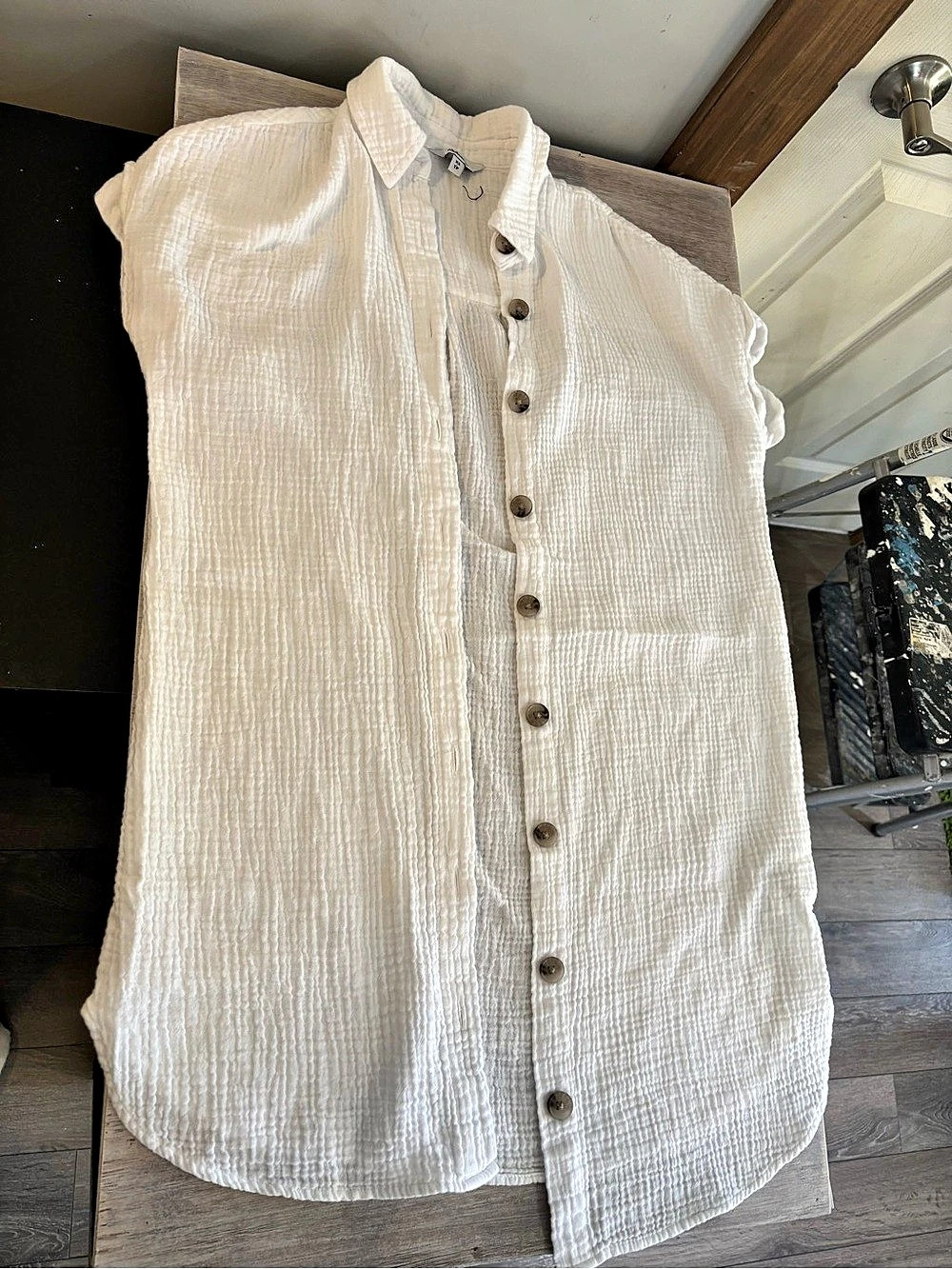 Sleeveless Button Front Shirt in White Like New
